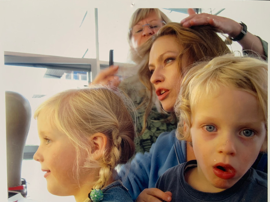 Nina Kronjaeger Maske mit Kindern 900